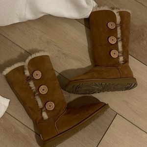 UGG BAILEY BUTTON TRIPLET LIKE NEW!